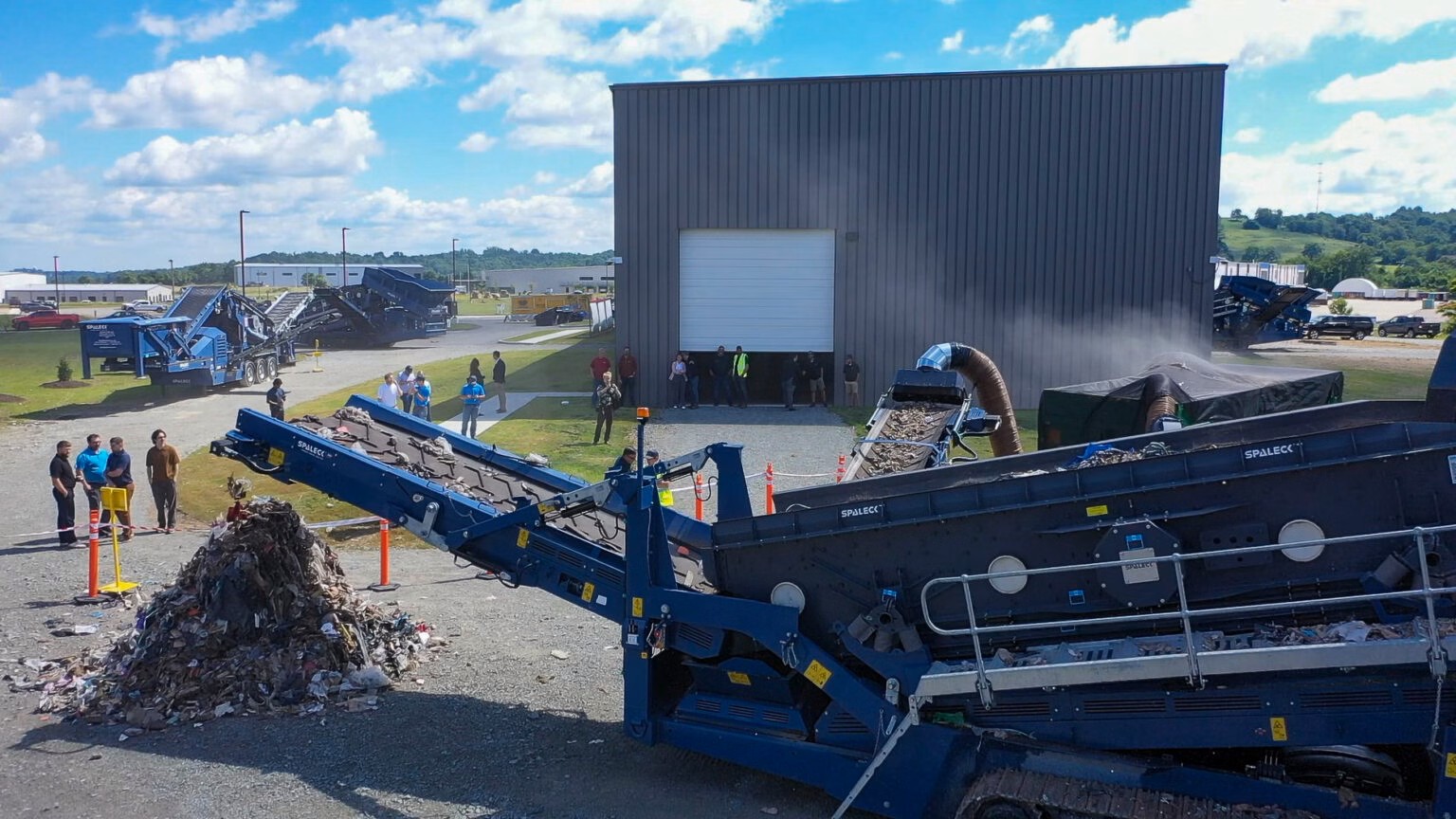 Lindner presents Urraco ECO mobile twin-shaft shredder