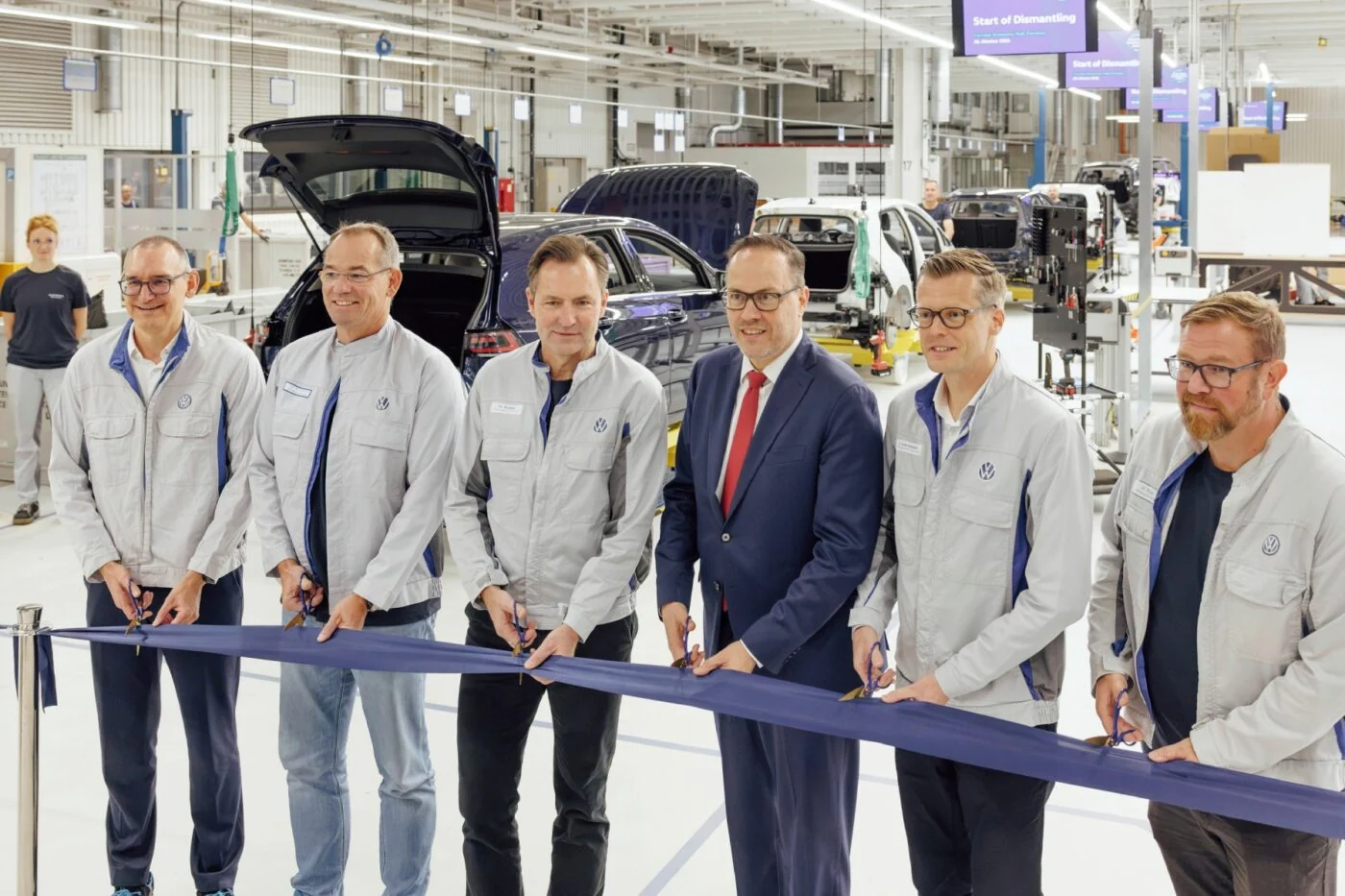 Volkswagen Opens Industrial Vehicle Dismantling Line in Zwickau, Targeting 4,100 Vehicles Annually